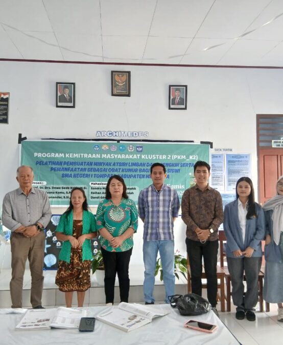Pelatihan Pembuatan Minyak Atsiri Limbah Daun Cengkih Serta Pemanfaatan Sebagai Obat Kumur bagi Siswa-Siswi SMAN 1 Tompaso Kab. Minahasa