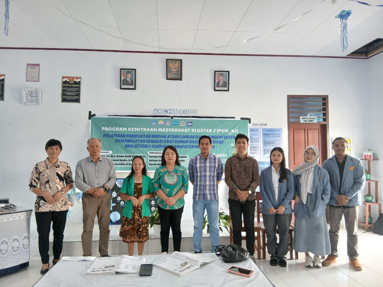 Pelatihan Pembuatan Minyak Atsiri Limbah Daun Cengkih Serta Pemanfaatan Sebagai Obat Kumur bagi Siswa-Siswi SMAN 1 Tompaso Kab. Minahasa