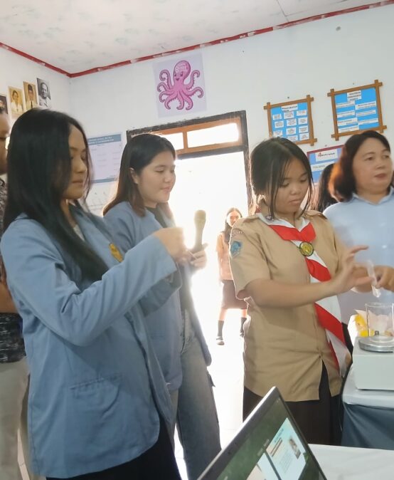 Pelatihan Pembuatan Body Lotion dari Limbah Hasil Penyulingan Daun Nilam bagi Siswa SMAN 2 Langowan