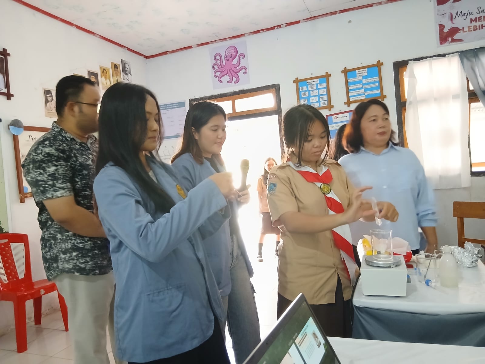 Pelatihan Pembuatan Body Lotion dari Limbah Hasil Penyulingan Daun Nilam bagi Siswa SMAN 2 Langowan